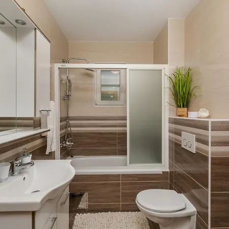 With Parking Space - 24301 Lägenhet